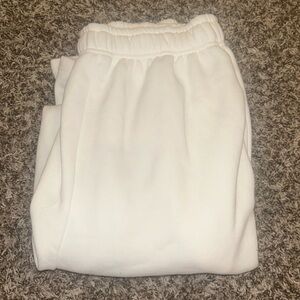 thick white sweatpants 🤍